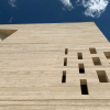 Médiathèque Montaigne à Frontignan : une façade en béton conçue comme un filtre climatique